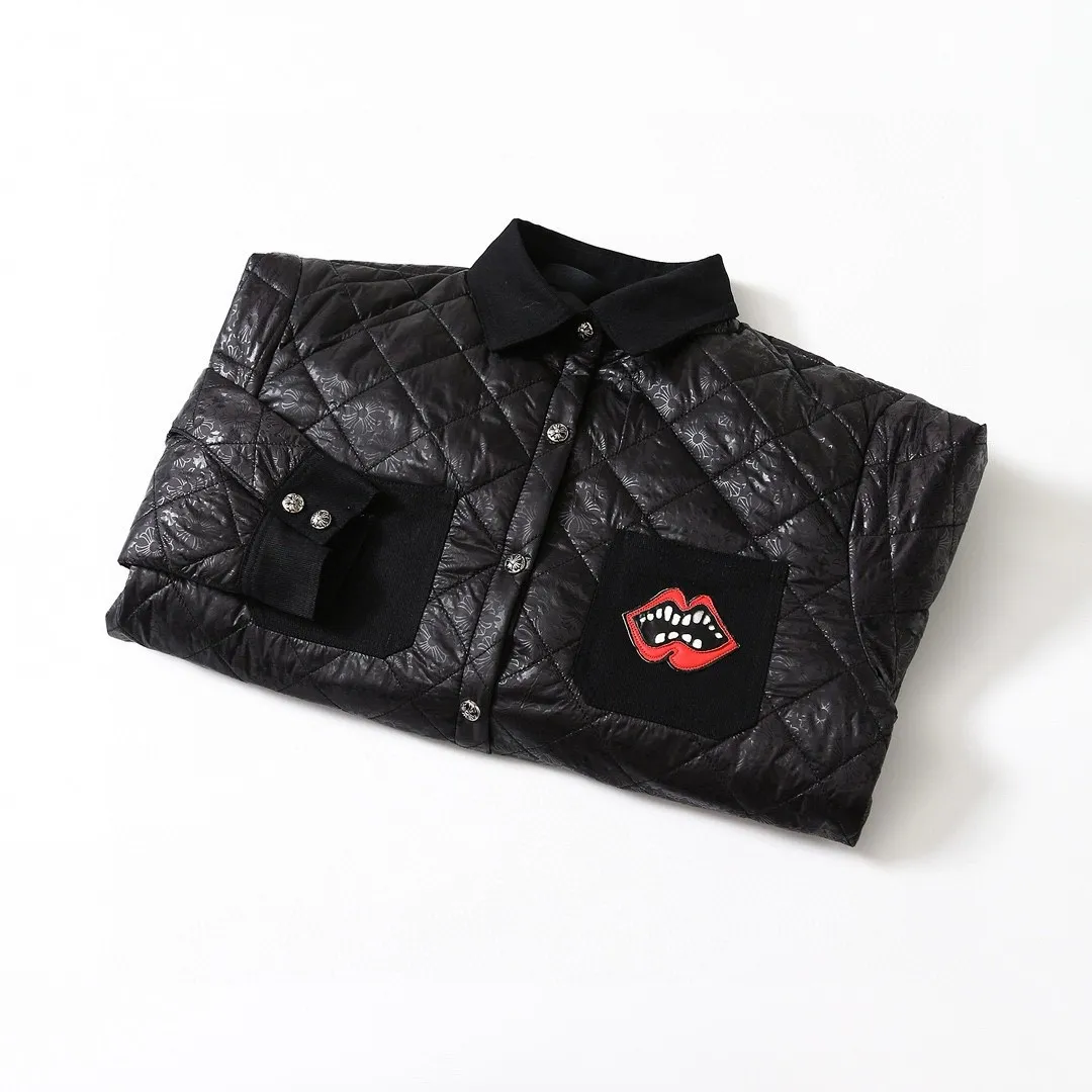 🅿️360 Chrome Hearts Marty Boy red lip quilted all-over printed shirt and cotton jacket. New products in the counter are small cotton-padded jackets for men and women. Diamond quilted quilting, moderate thickness. Retro fashion, never out of fashion. 1️⃣Fabric: Same as original fabric. Surface fabric. Lining molded with CH pattern logo, custom-woven quilted cotton material. 2️⃣Hardware: Original mold opening, customized CH original four-button buckle. Accessories: Original customized latest main label (genuine leather label) 3️⃣The whole garment is neatly routed and consistent with ZP. Double-layer stand-up collar, inner lining, distressed cross buttons. Feel free to compare any version! ! A noble item with its own high-end atmosphere. It is really rare. It is grand and elegant. It has a unique sense of sight on the high street. It is elegant, noble and unique, making this simple and fashionable cotton jacket an excellent item that is currently sought after. It can be worn by both men and women, and it is suitable for couples! ! Color: Black Sizes: S, M, L, XL